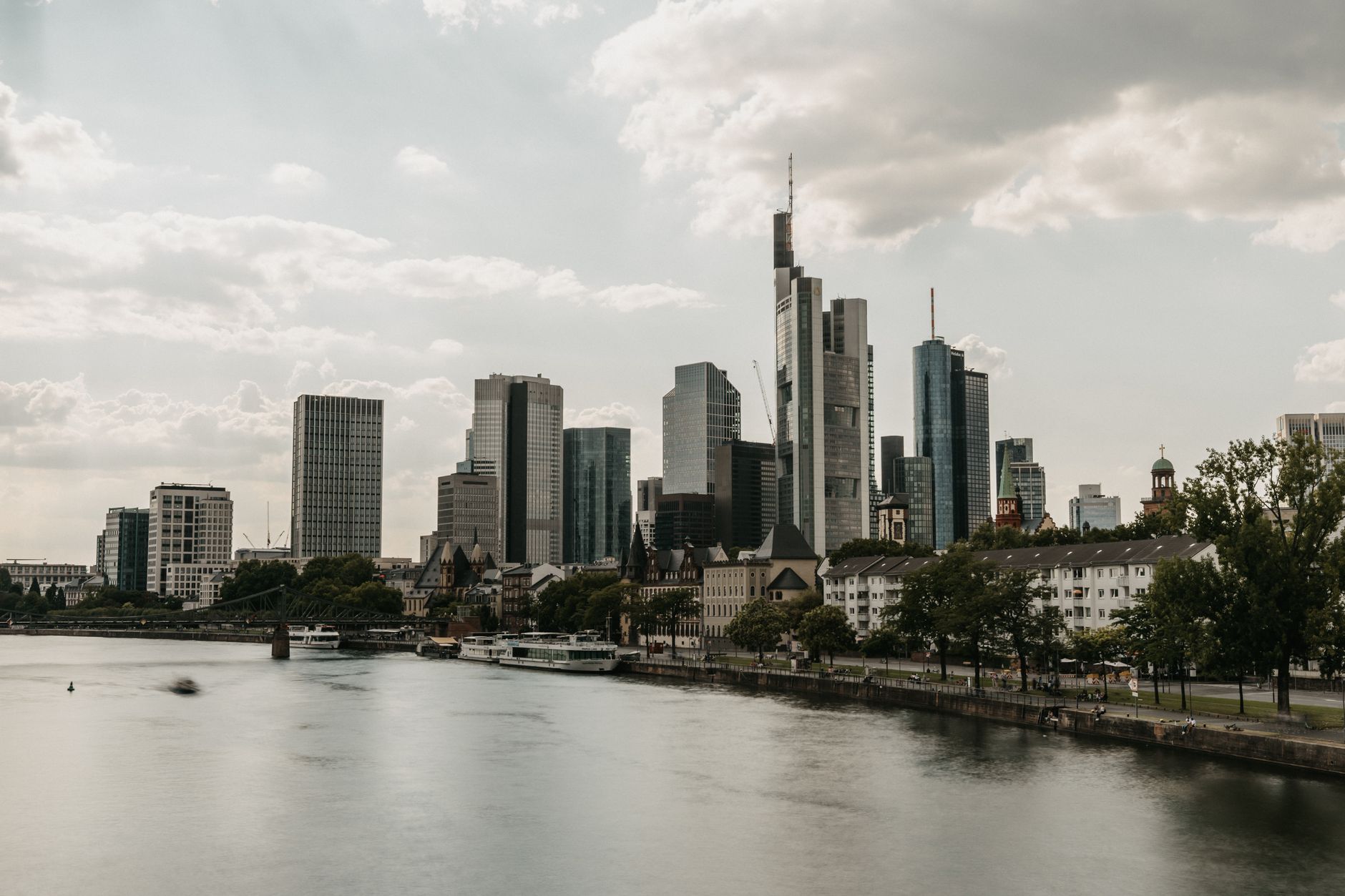Professionelle Polsterreinigung in Frankfurt: So Wird Ihr Zuhause Strahlend Sauber