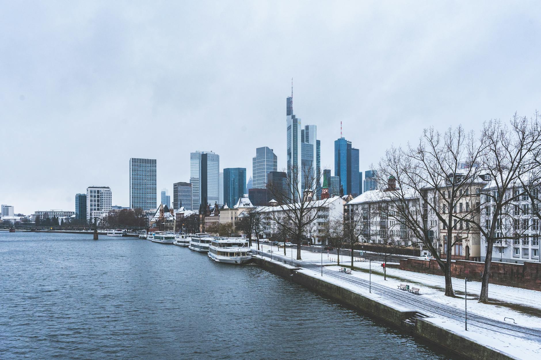 Essential Office Cleaning in Frankfurt After Winter: What to Clean First